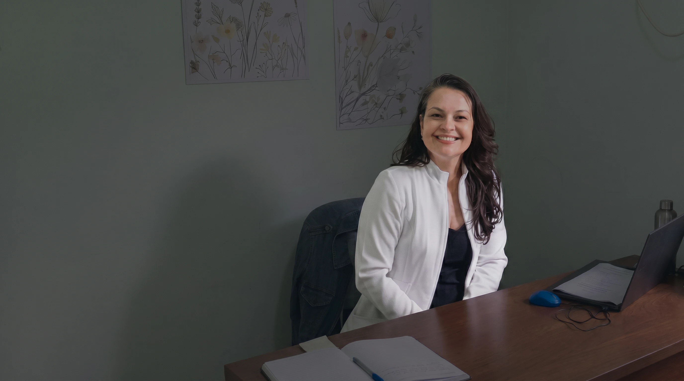 Dra. Laise Barros, dermatologista em Itajubá MG, em atendimento clínico no consultório